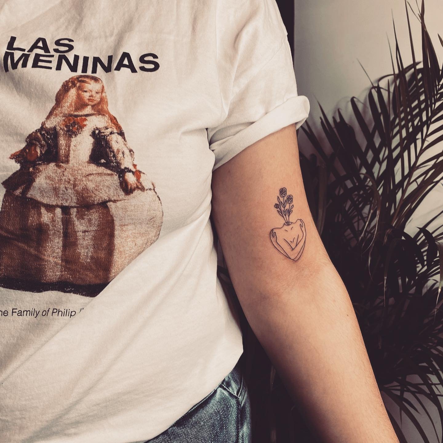 Tatuaje de flor en antebrazo, línea fina Sinkply Madrid