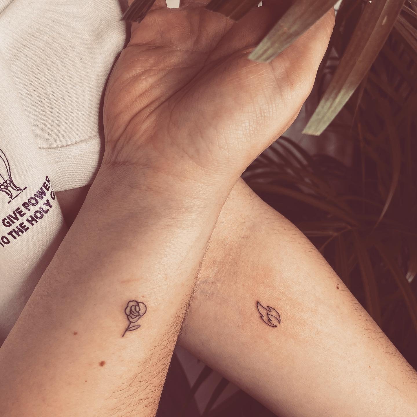 Tatuaje de flor en antebrazo, línea fina Sinkply Madrid