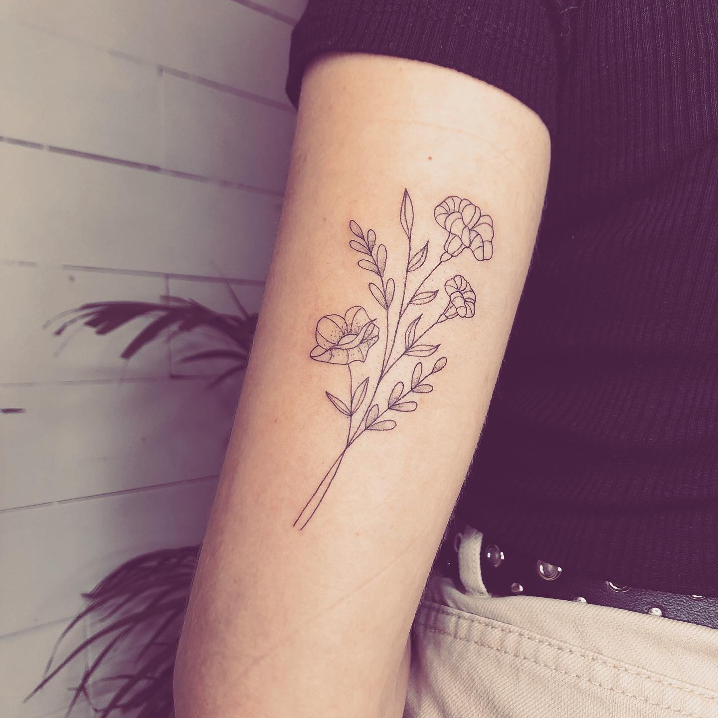 Tatuaje de flor en antebrazo, línea fina Sinkply Madrid