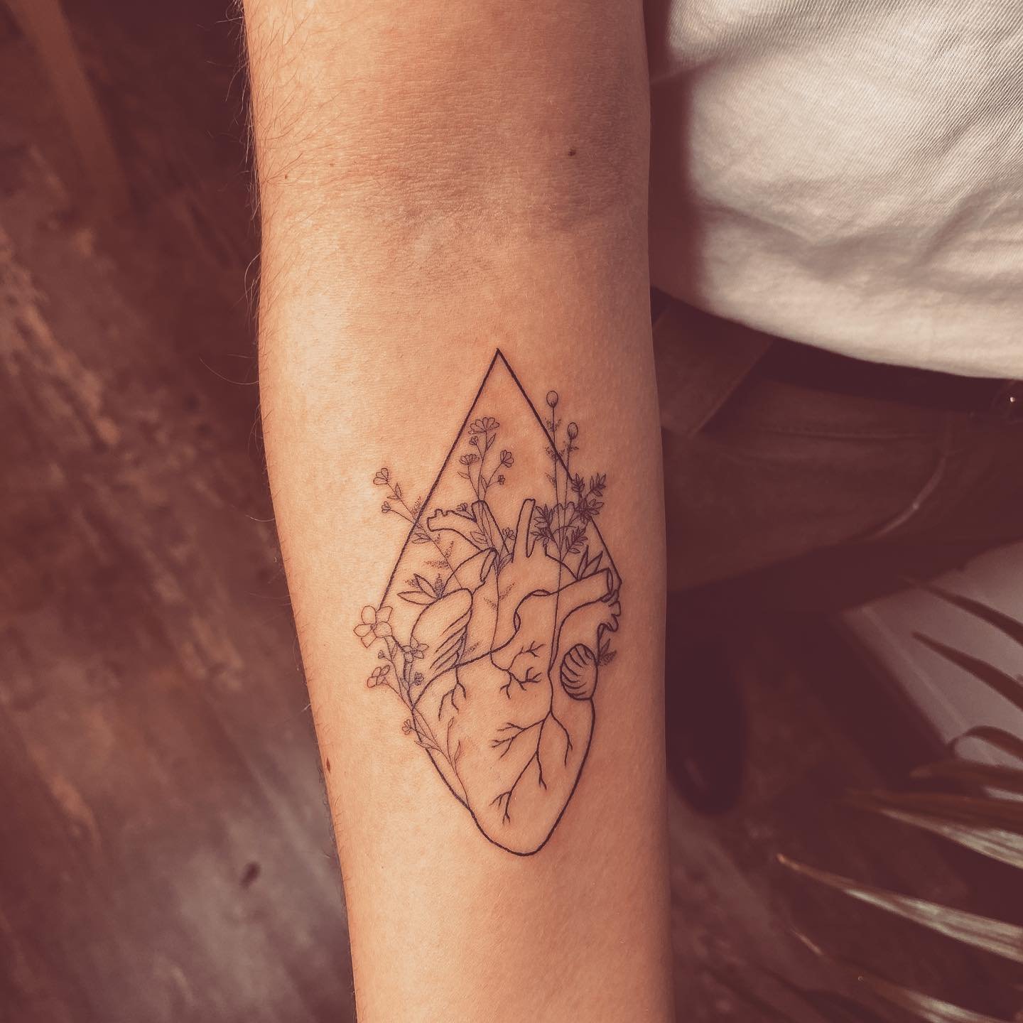 Tatuaje de flor en antebrazo, línea fina Sinkply Madrid