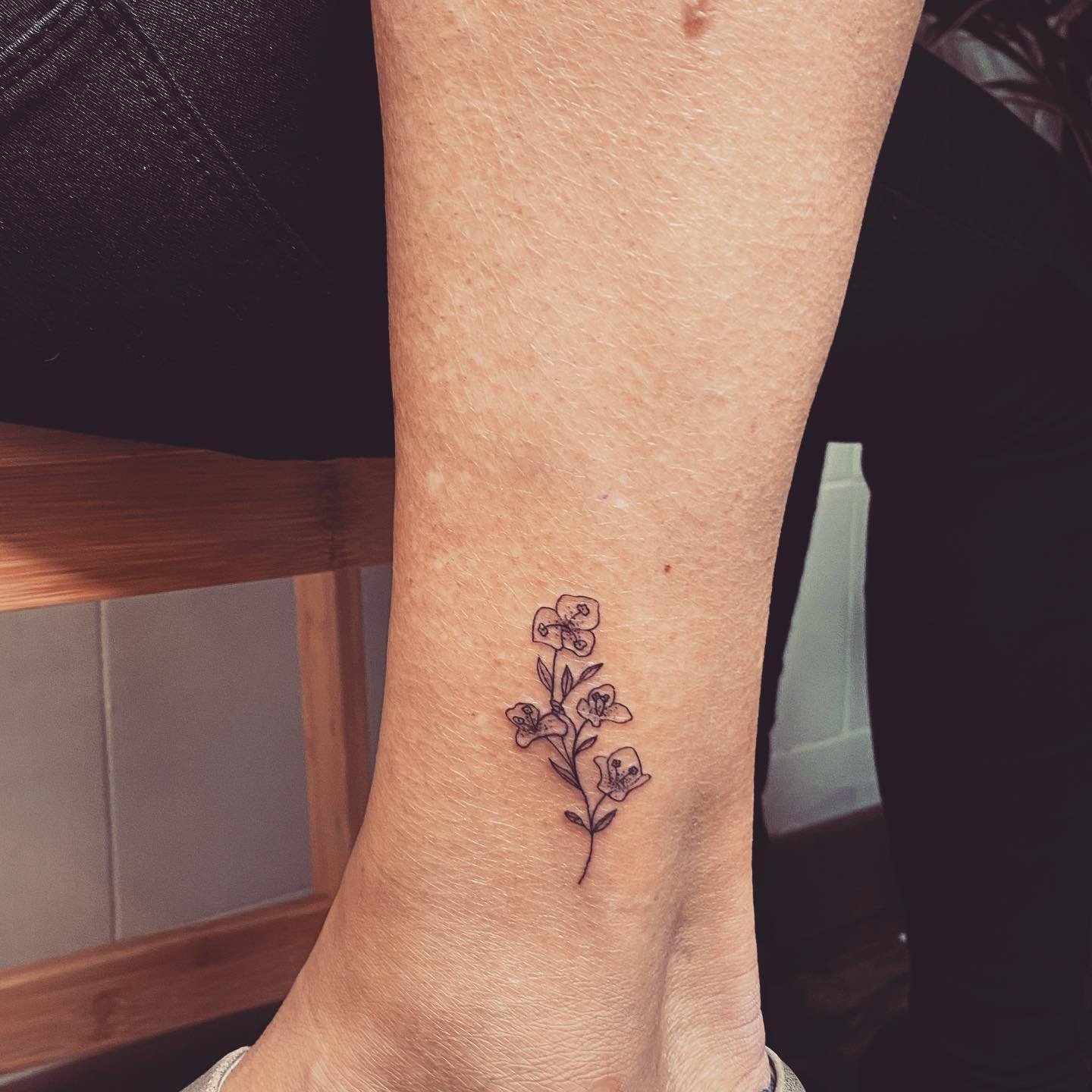 Tatuaje de flor en antebrazo, línea fina Sinkply Madrid