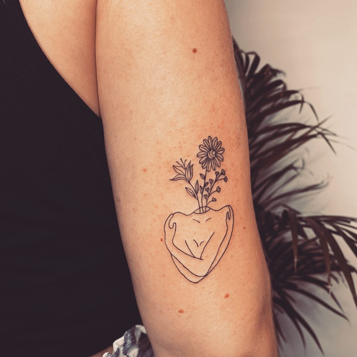Tatuaje de flor en antebrazo, línea fina Sinkply Madrid