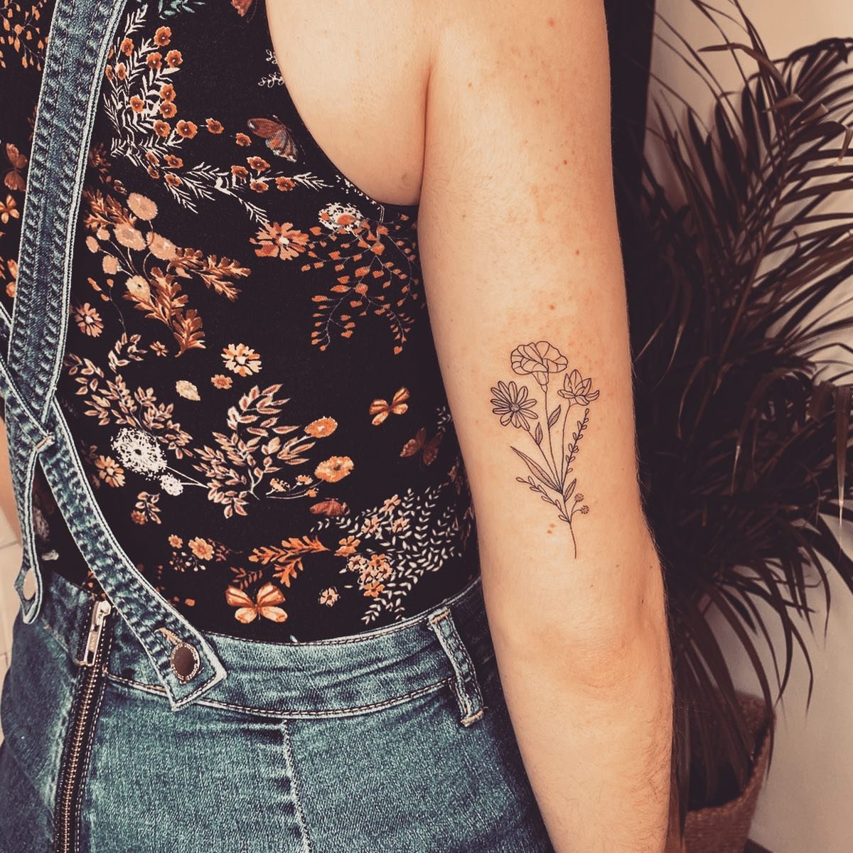 Tatuaje de flor en antebrazo, línea fina Sinkply Madrid