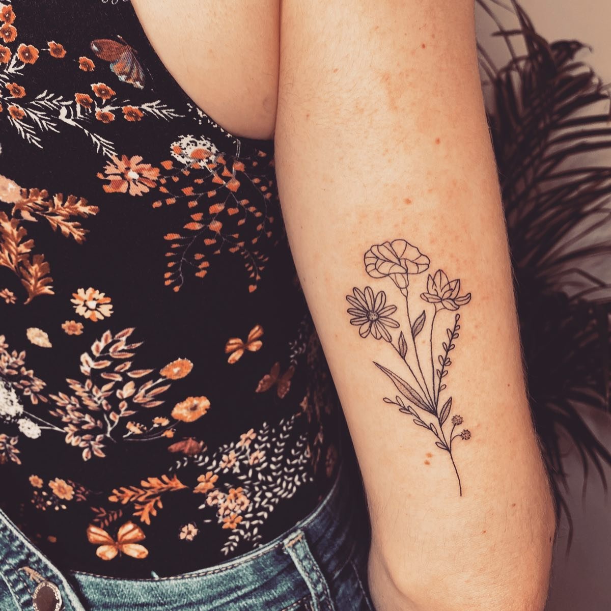 Tatuaje de flor en antebrazo, línea fina Sinkply Madrid