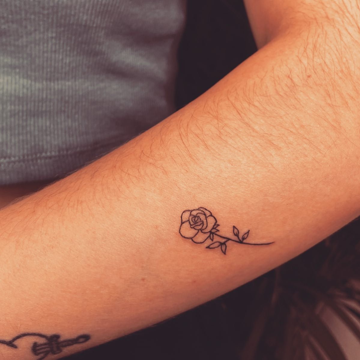 Tatuaje de flor en antebrazo, línea fina Sinkply Madrid