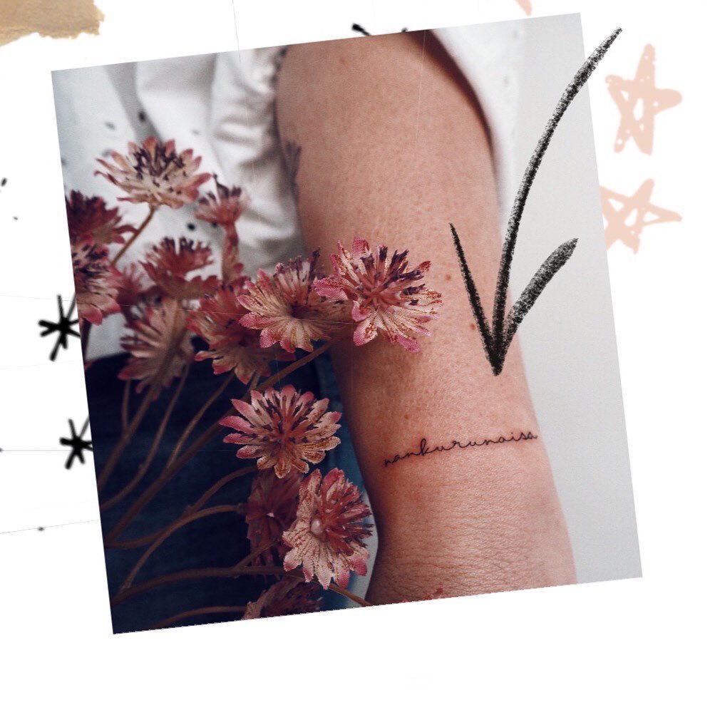 Tatuaje de flor en antebrazo, línea fina Sinkply Madrid
