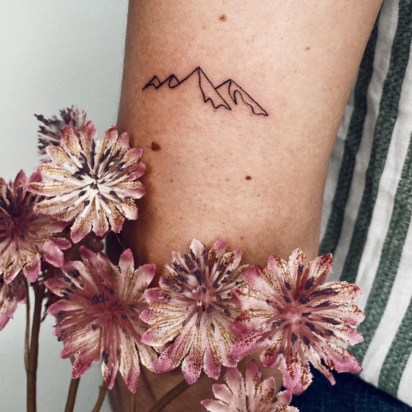 Tatuaje de flor en antebrazo, línea fina Sinkply Madrid