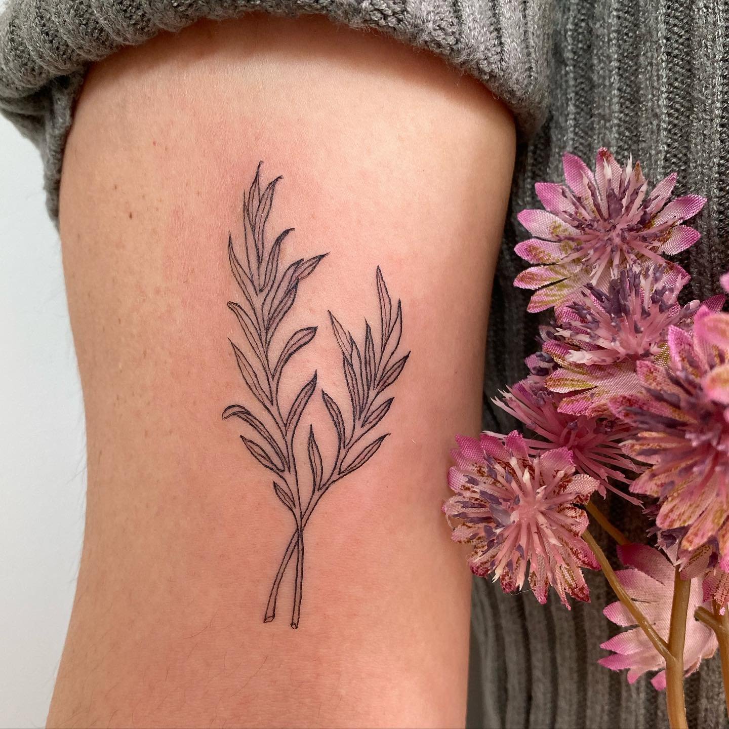 Tatuaje de flor en antebrazo, línea fina Sinkply Madrid