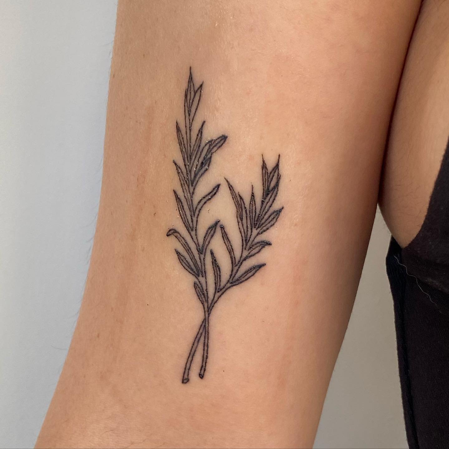 Tatuaje de flor en antebrazo, línea fina Sinkply Madrid
