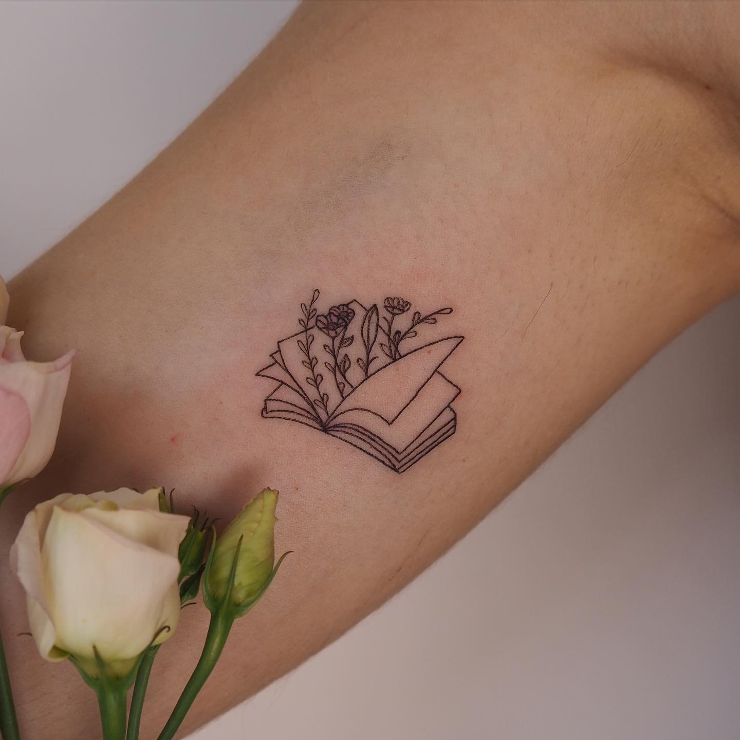 Tatuaje de flor en antebrazo, línea fina Sinkply Madrid