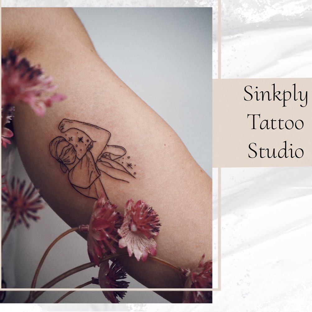 Tatuaje de flor en antebrazo, línea fina Sinkply Madrid