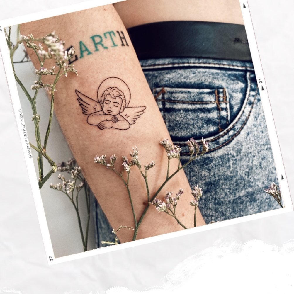 Tatuaje de flor en antebrazo, línea fina Sinkply Madrid