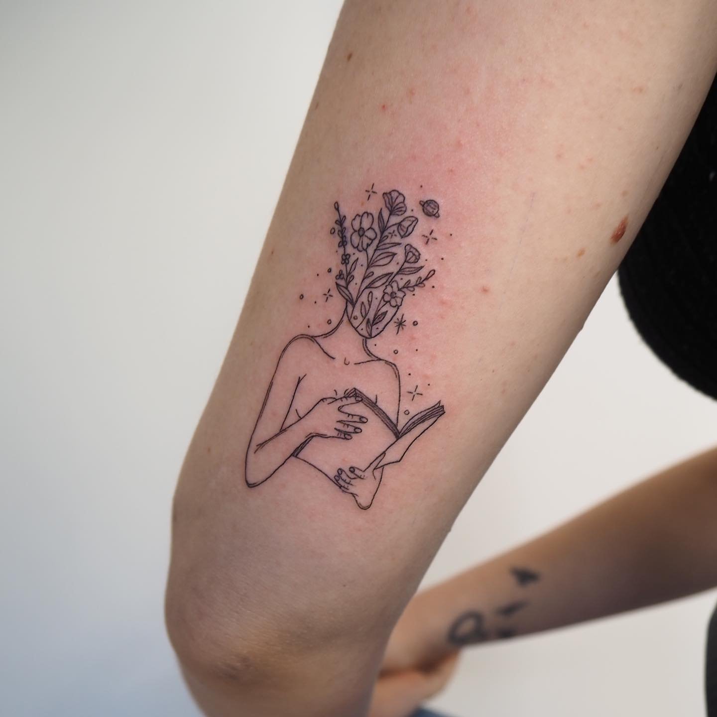 Tatuaje de flor en antebrazo, línea fina Sinkply Madrid