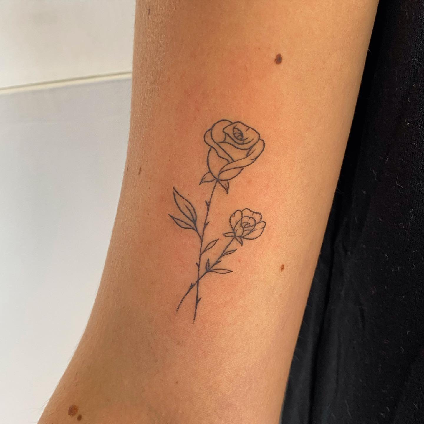Tatuaje de flor en antebrazo, línea fina Sinkply Madrid