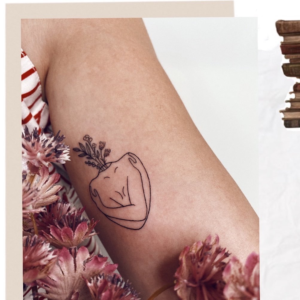 Tatuaje de flor en antebrazo, línea fina Sinkply Madrid