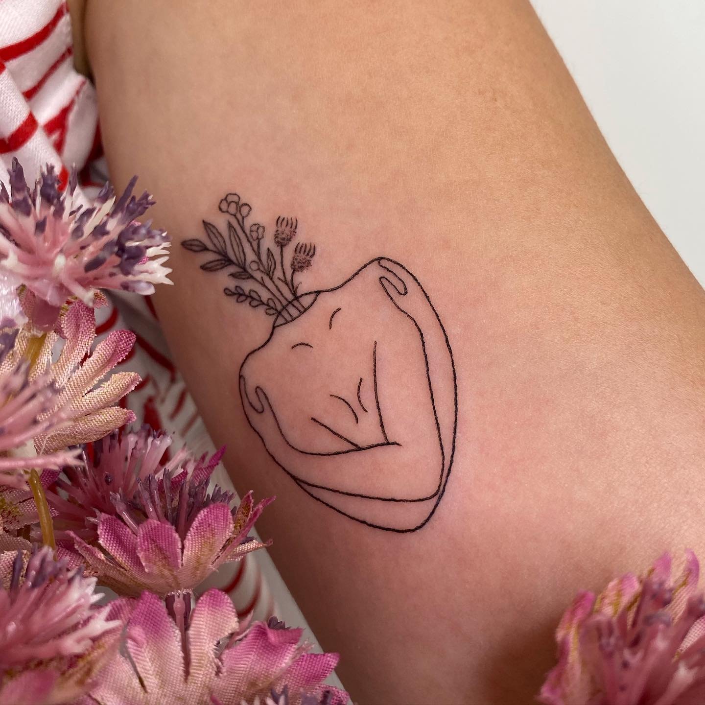 Tatuaje de flor en antebrazo, línea fina Sinkply Madrid