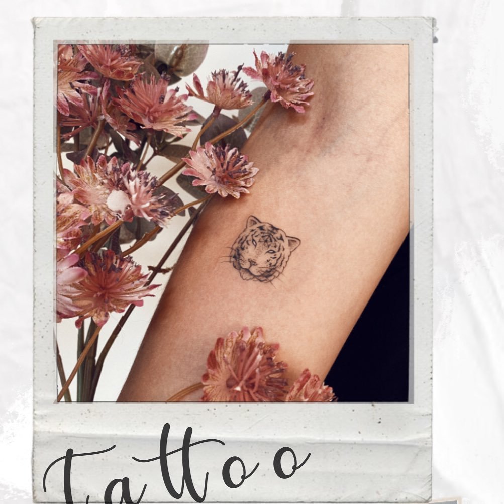 Tatuaje de flor en antebrazo, línea fina Sinkply Madrid