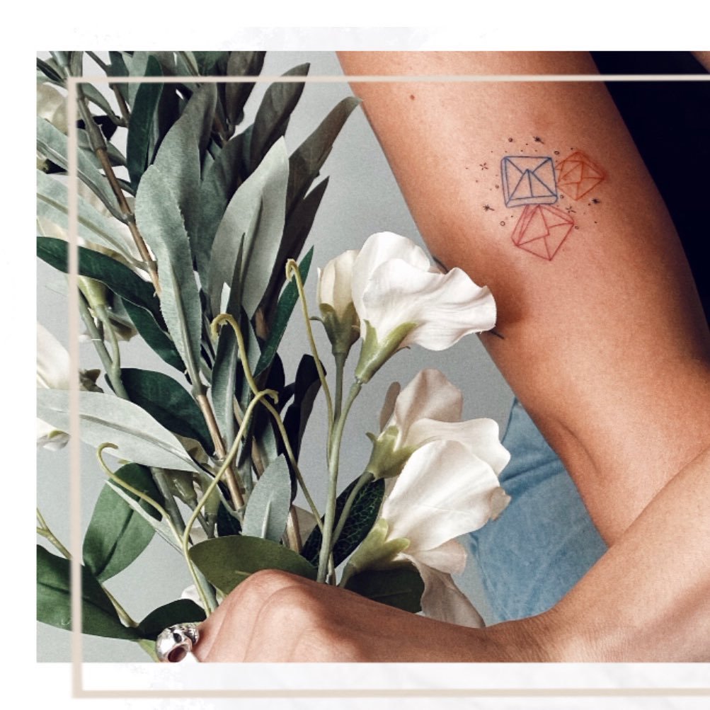 Tatuaje de flor en antebrazo, línea fina Sinkply Madrid