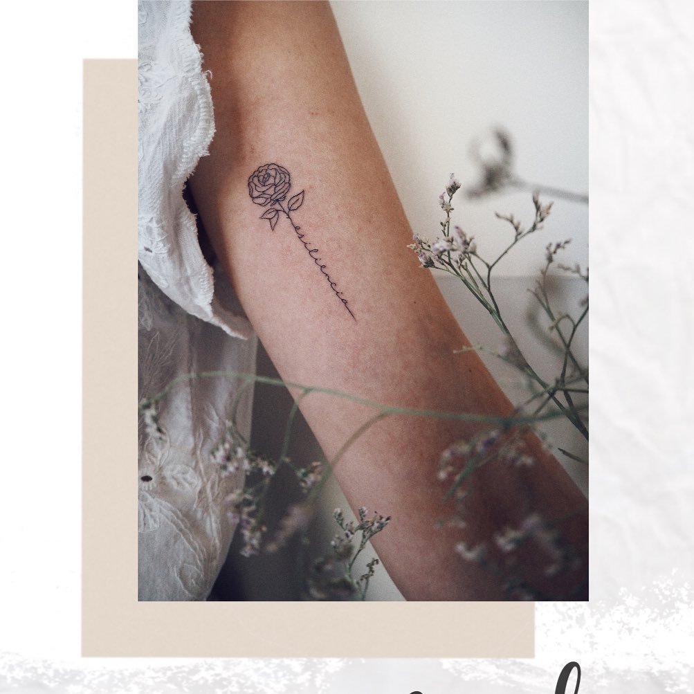 Tatuaje de flor en antebrazo, línea fina Sinkply Madrid
