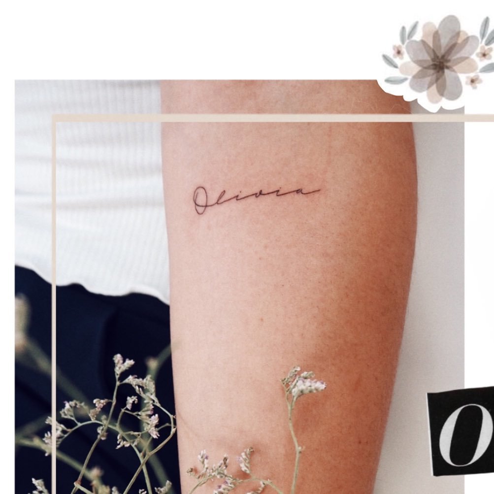 Tatuaje de flor en antebrazo, línea fina Sinkply Madrid