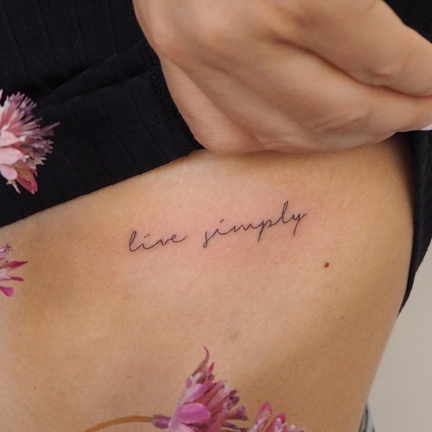 Tatuaje de flor en antebrazo, línea fina Sinkply Madrid