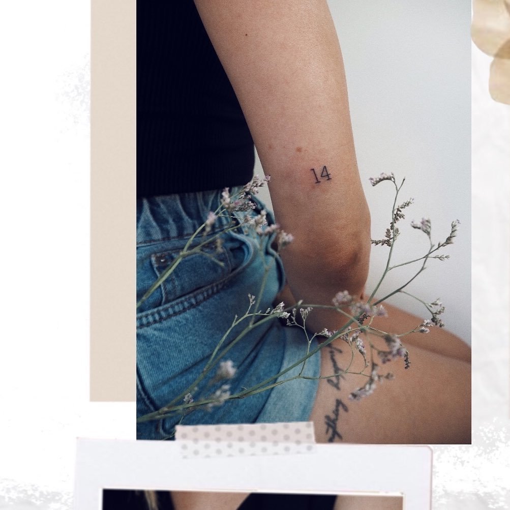 Tatuaje de flor en antebrazo, línea fina Sinkply Madrid