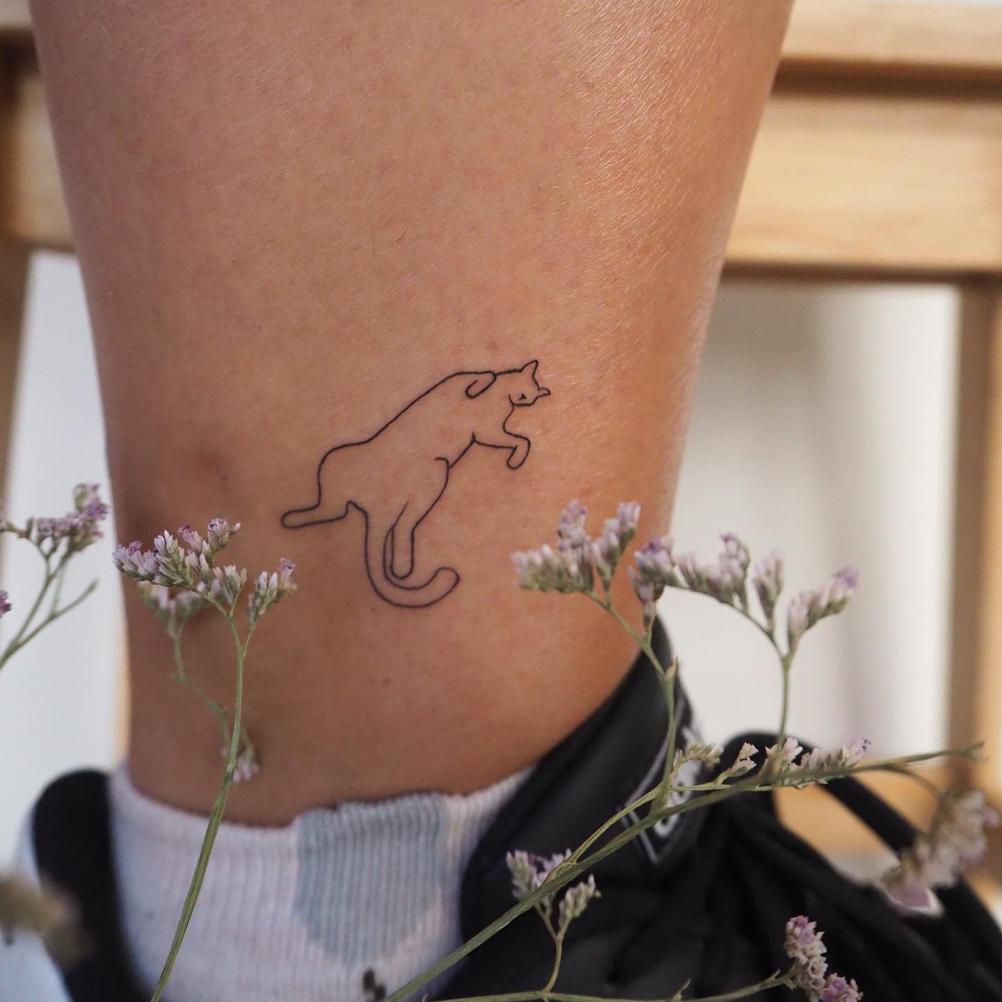 Tatuaje de flor en antebrazo, línea fina Sinkply Madrid