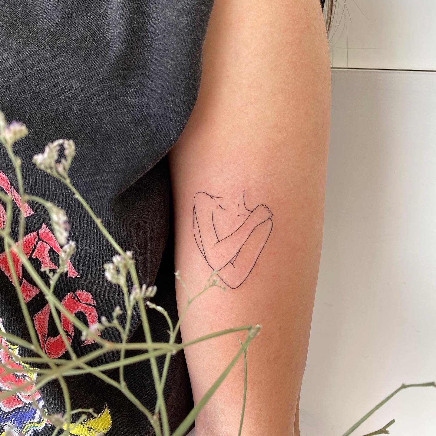 Tatuaje de flor en antebrazo, línea fina Sinkply Madrid