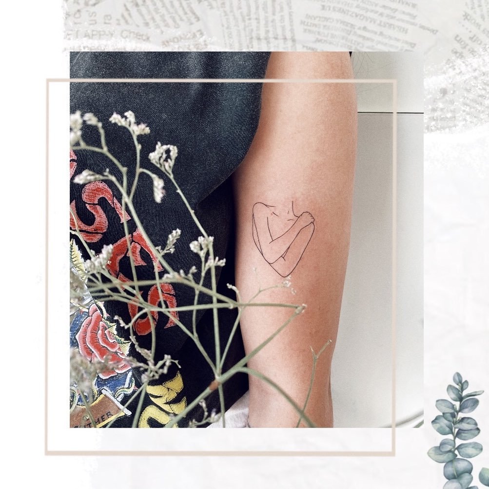 Tatuaje de flor en antebrazo, línea fina Sinkply Madrid