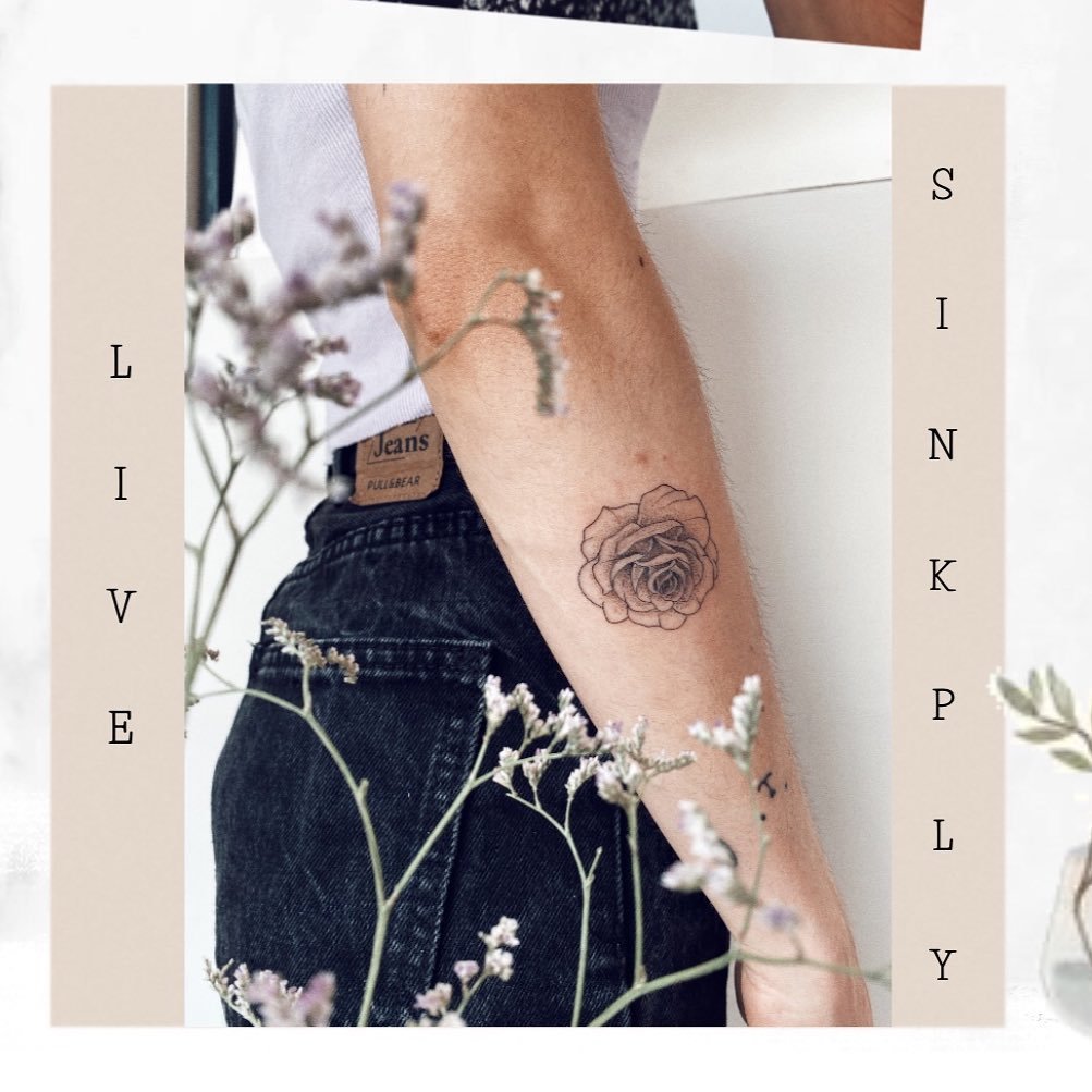 Tatuaje de flor en antebrazo, línea fina Sinkply Madrid