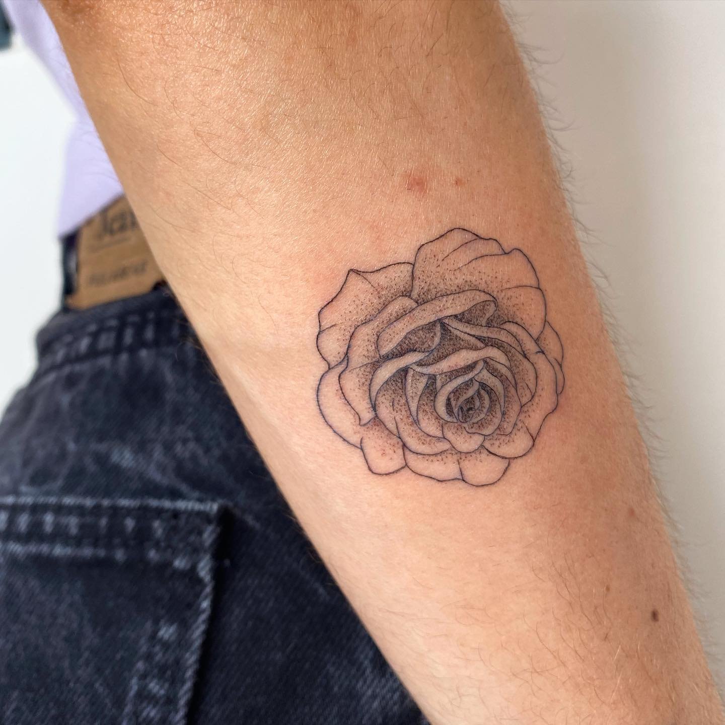 Tatuaje de flor en antebrazo, línea fina Sinkply Madrid