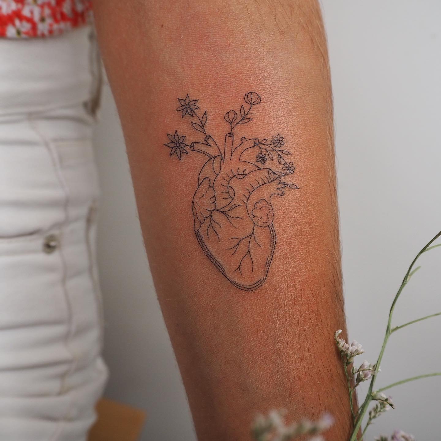 Tatuaje de flor en antebrazo, línea fina Sinkply Madrid