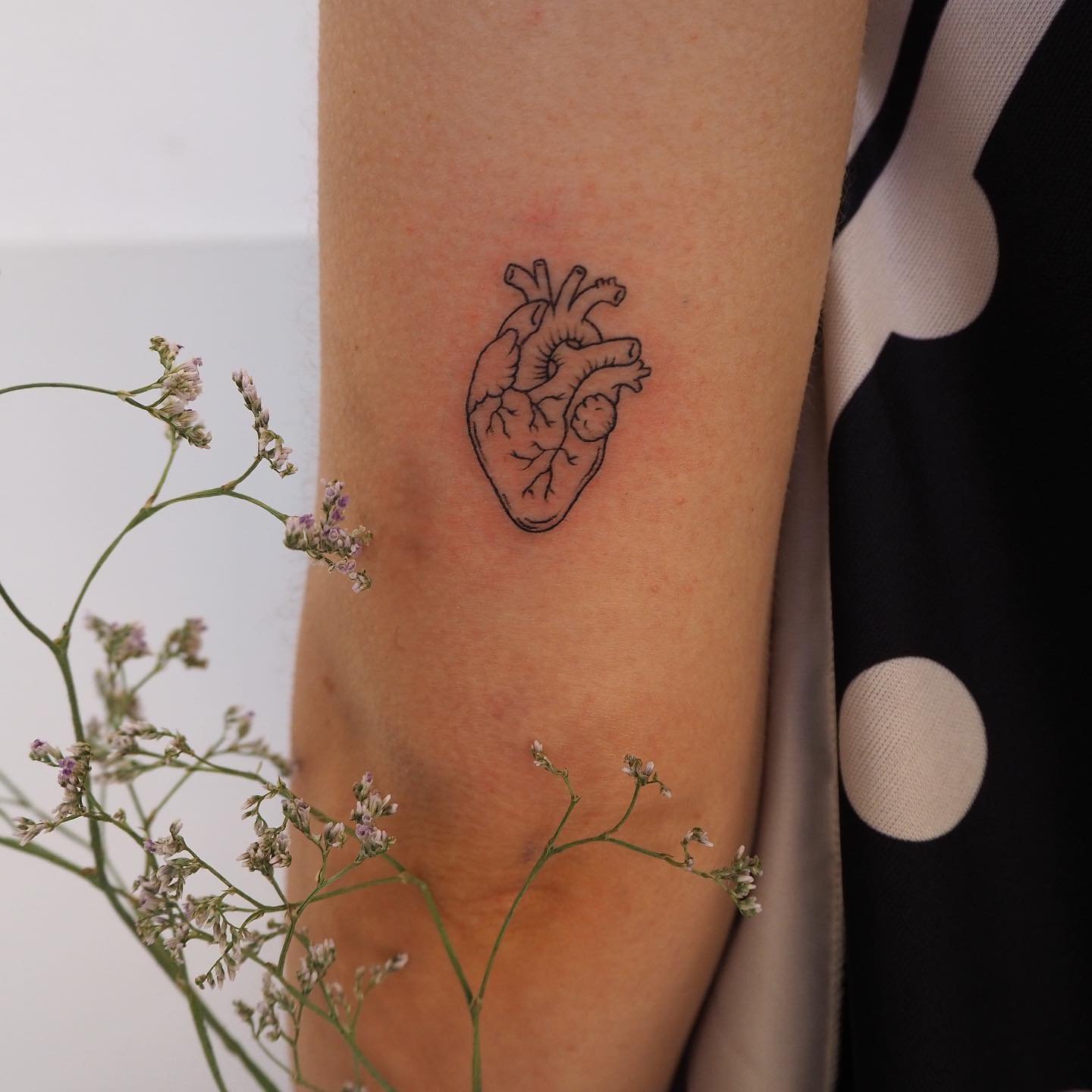 Tatuaje de flor en antebrazo, línea fina Sinkply Madrid