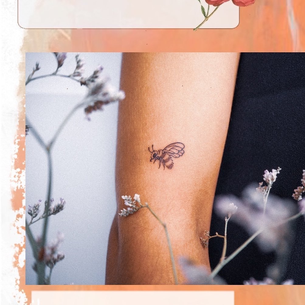 Tatuaje de flor en antebrazo, línea fina Sinkply Madrid