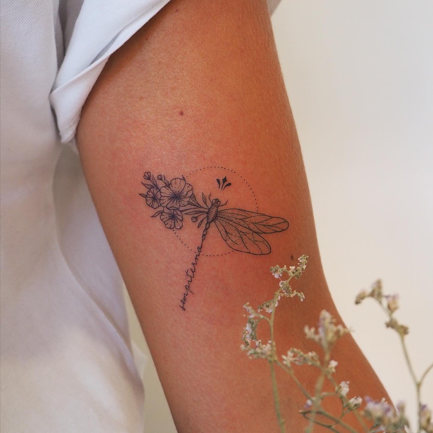 Tatuaje de flor en antebrazo, línea fina Sinkply Madrid