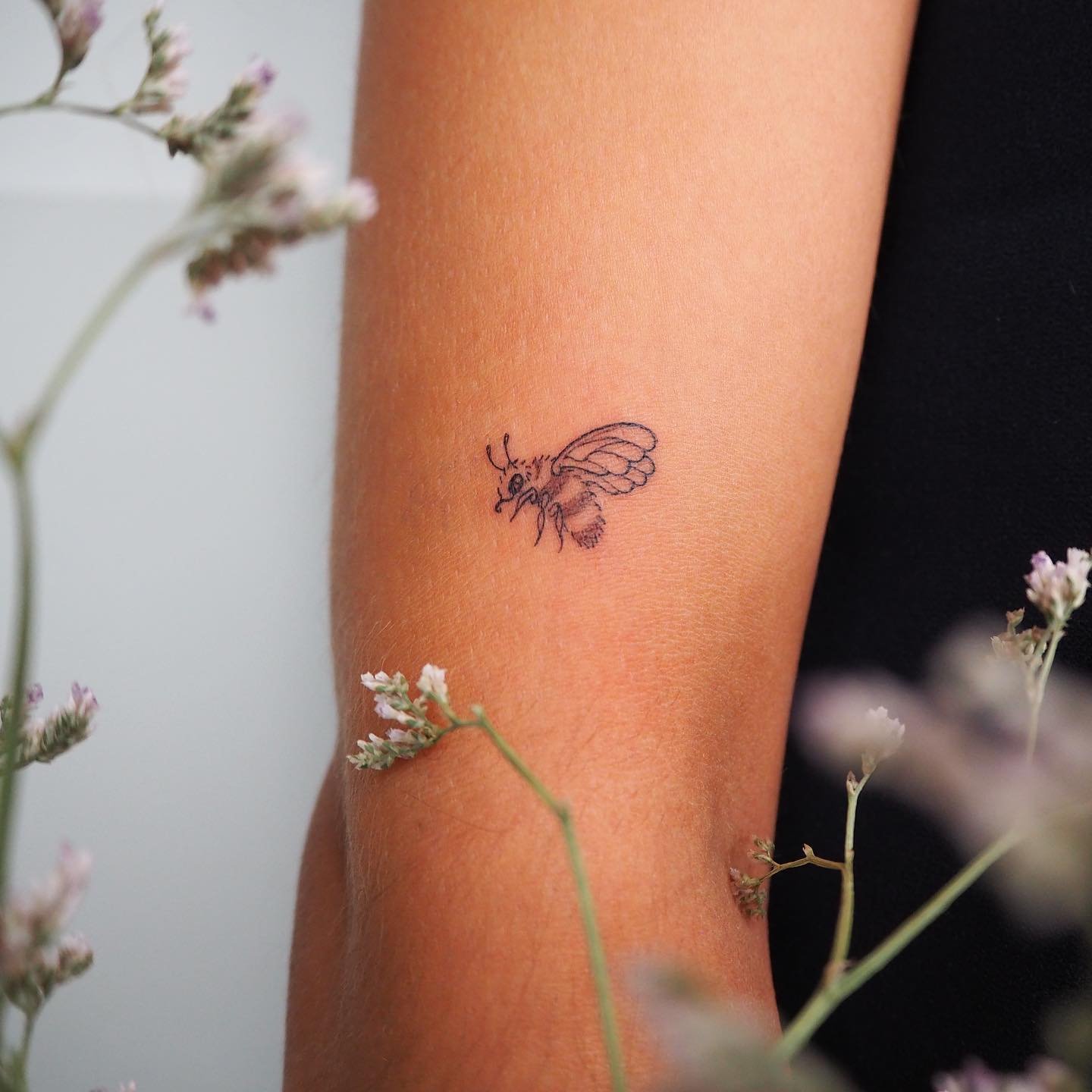 Tatuaje de flor en antebrazo, línea fina Sinkply Madrid
