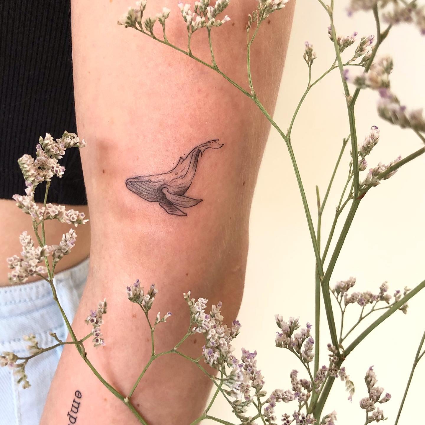 Tatuaje de flor en antebrazo, línea fina Sinkply Madrid