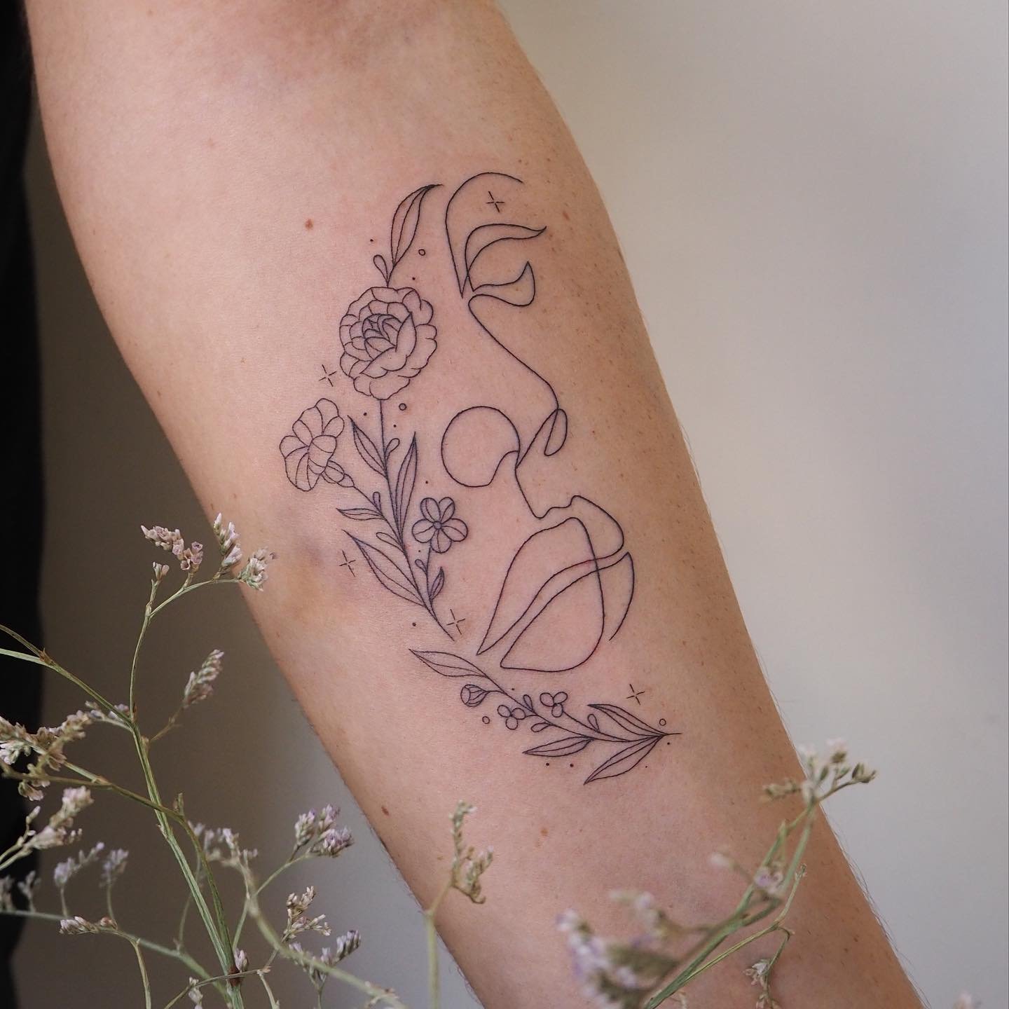 Tatuaje de flor en antebrazo, línea fina Sinkply Madrid
