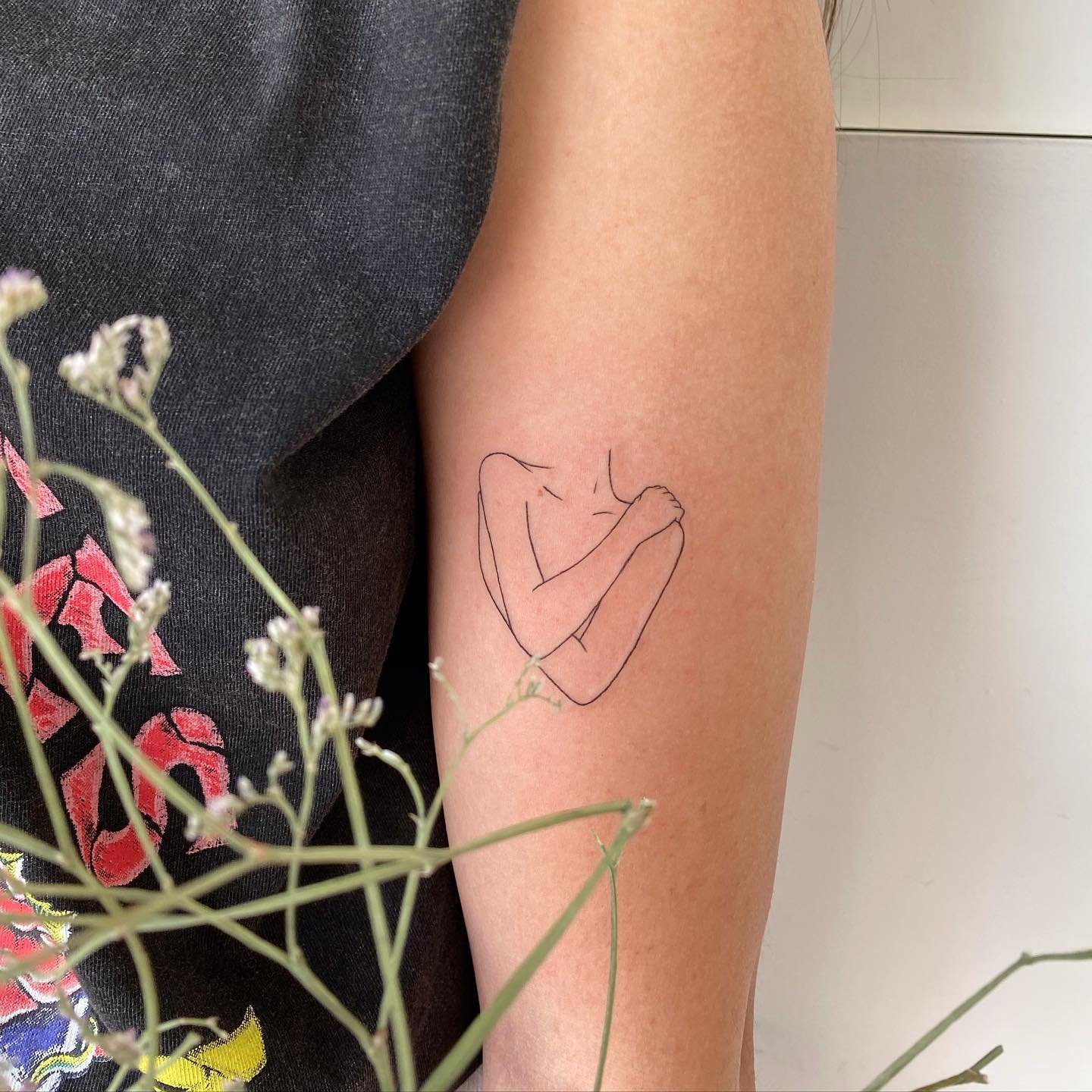Tatuaje de flor en antebrazo, línea fina Sinkply Madrid