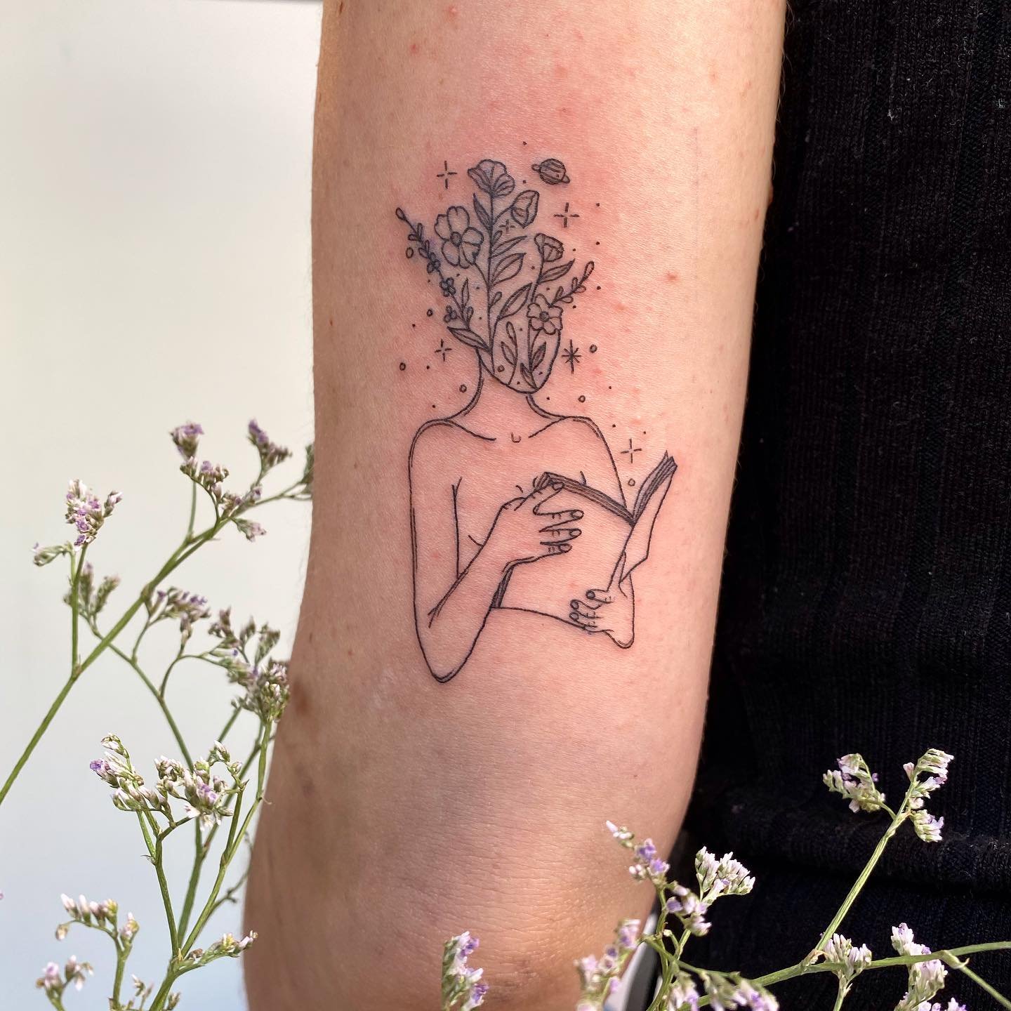 Tatuaje de flor en antebrazo, línea fina Sinkply Madrid