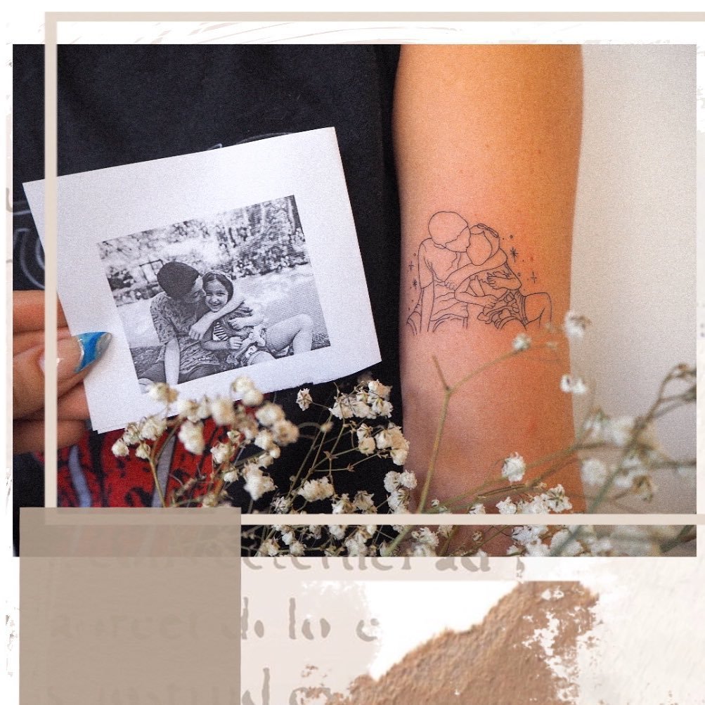 Tatuaje de flor en antebrazo, línea fina Sinkply Madrid