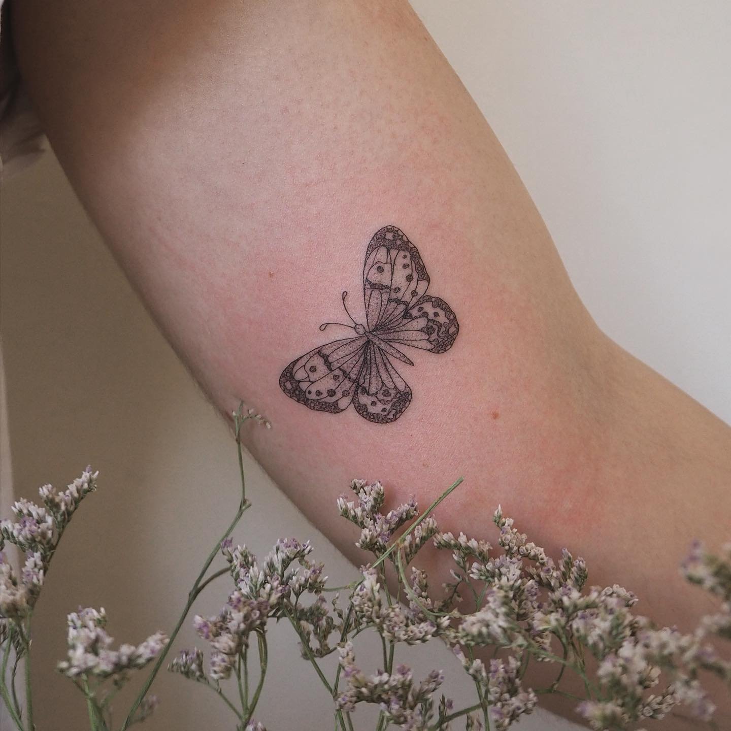 Tatuaje de flor en antebrazo, línea fina Sinkply Madrid