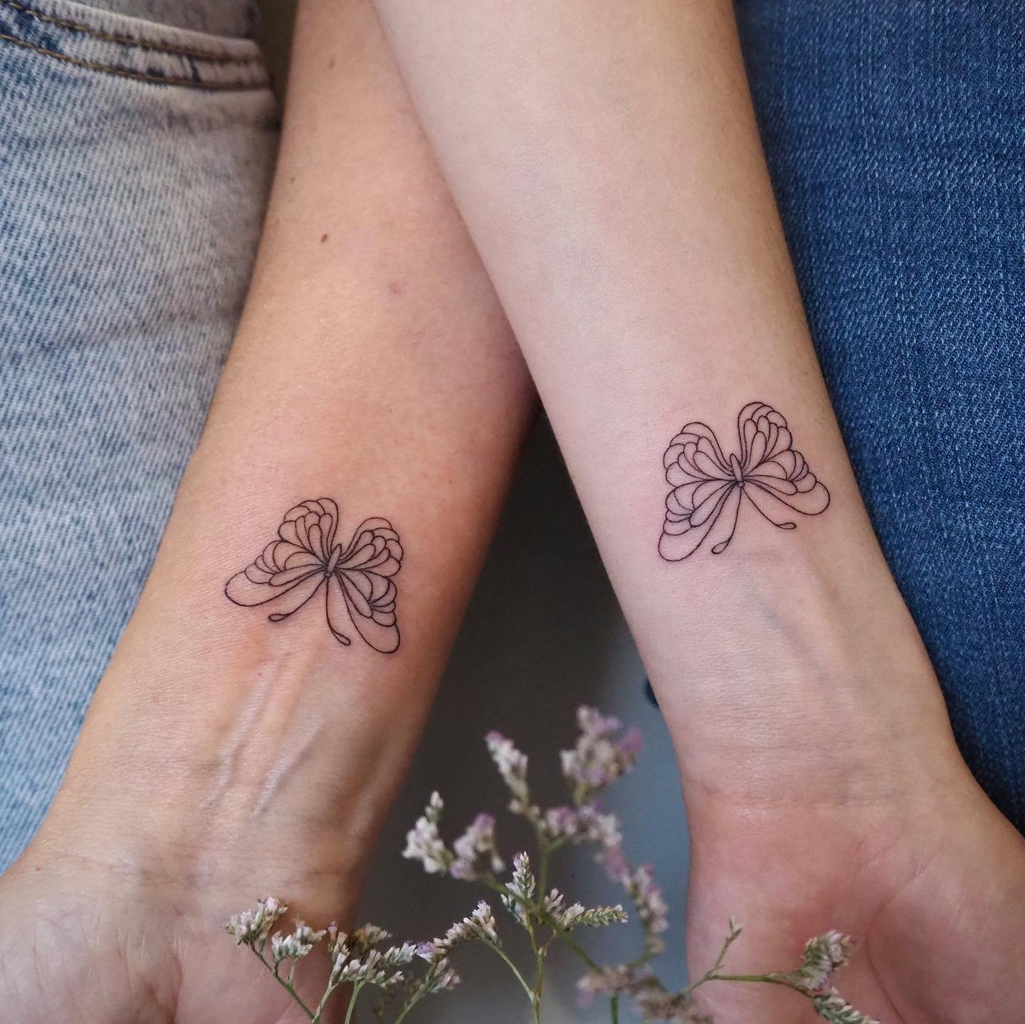 Tatuaje de flor en antebrazo, línea fina Sinkply Madrid