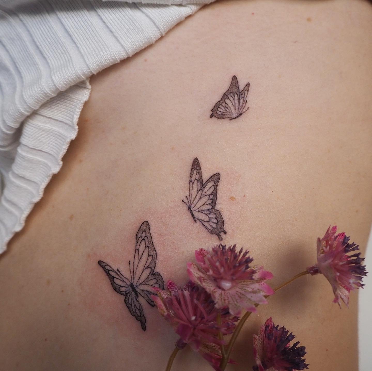 Tatuaje de flor en antebrazo, línea fina Sinkply Madrid