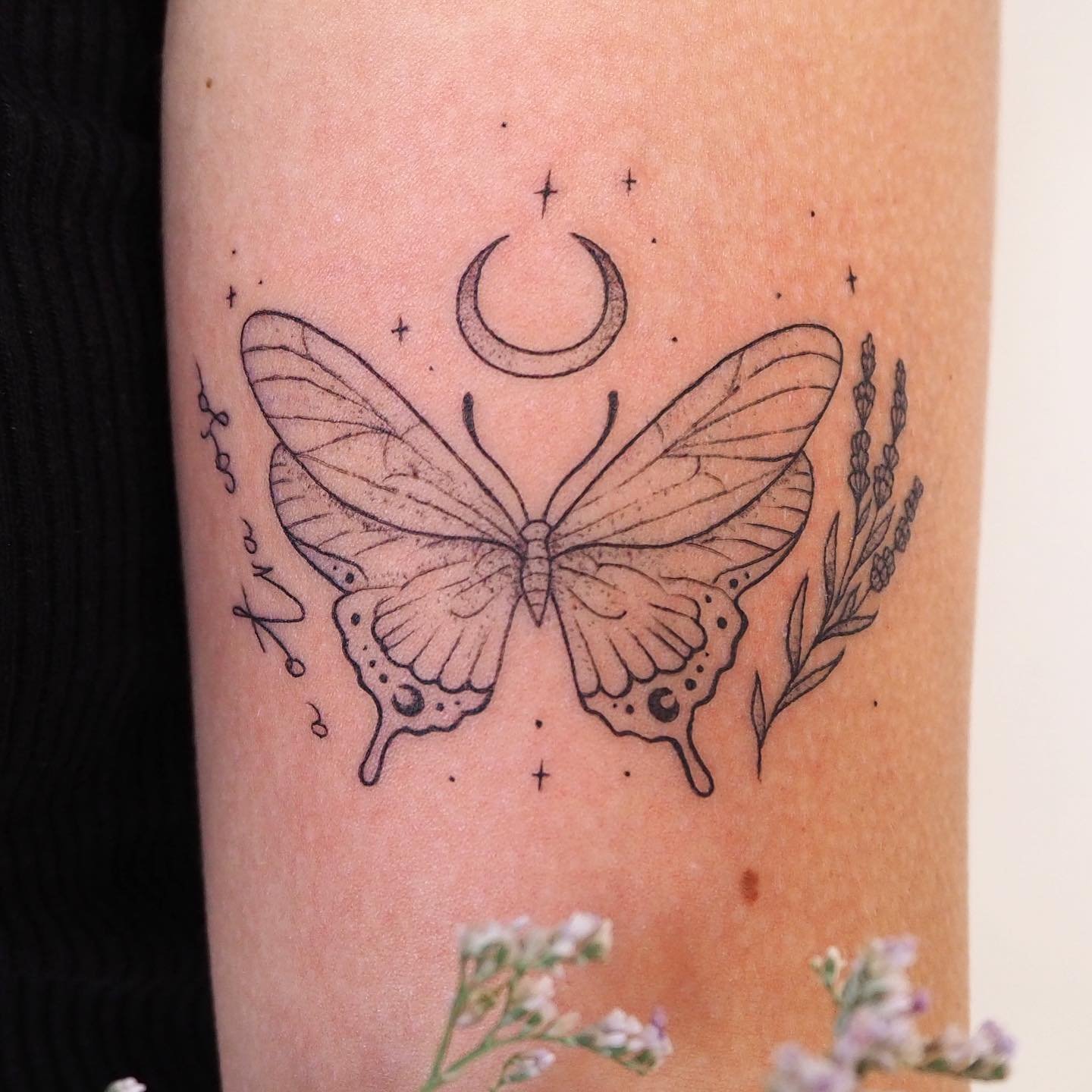 Tatuaje de flor en antebrazo, línea fina Sinkply Madrid