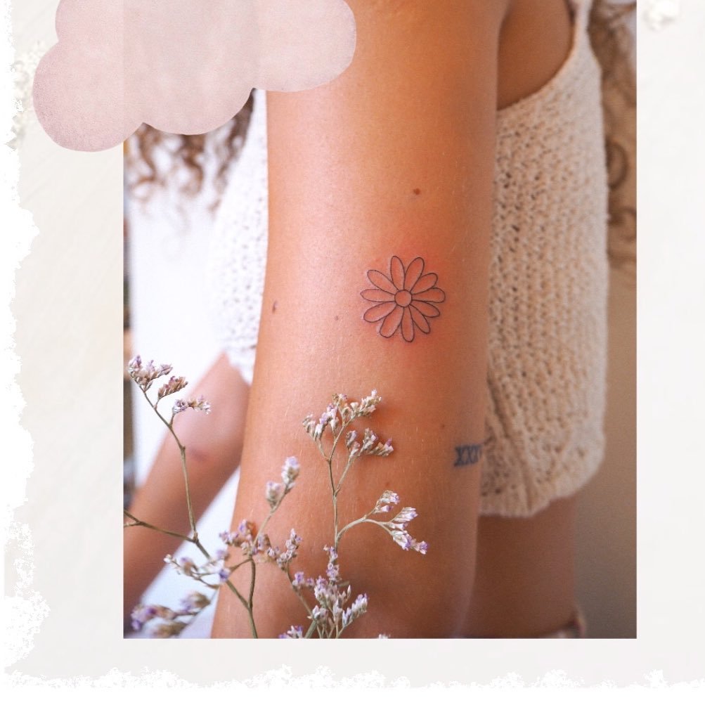 Tatuaje de flor en antebrazo, línea fina Sinkply Madrid