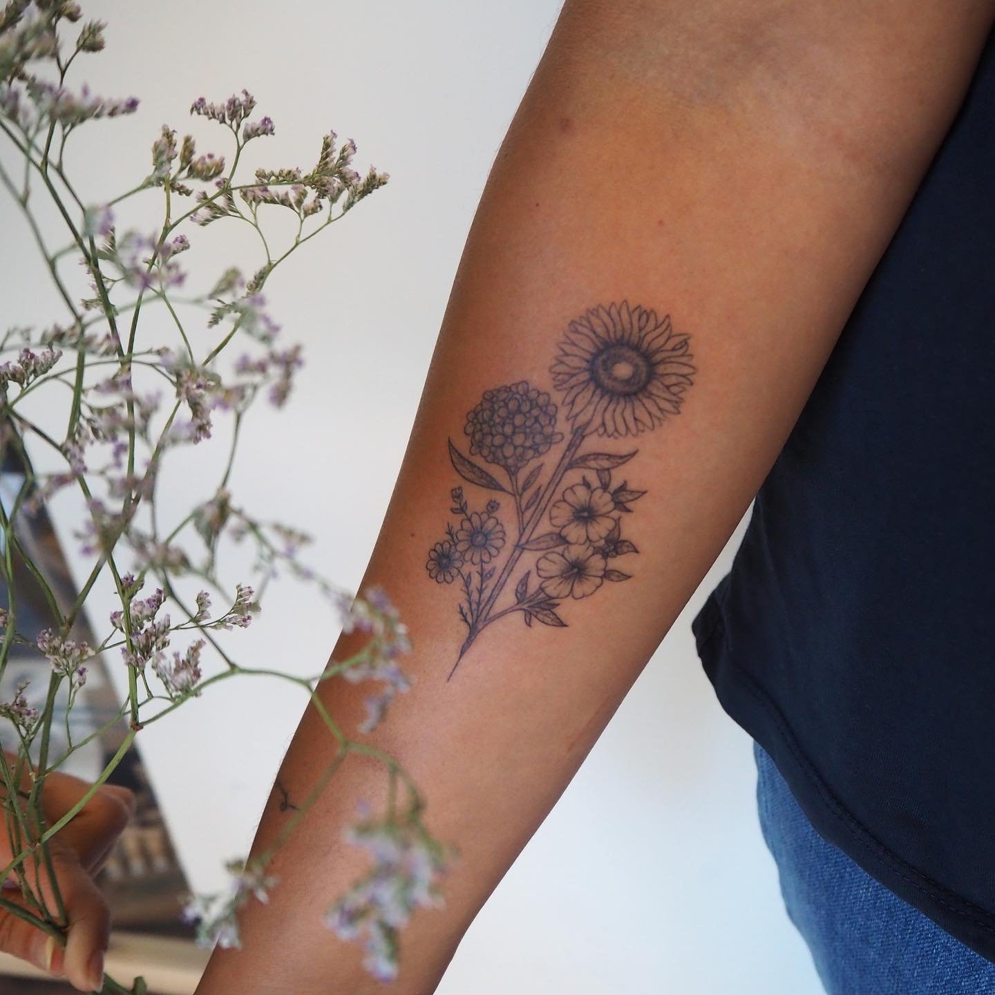 Tatuaje de flor en antebrazo, línea fina Sinkply Madrid