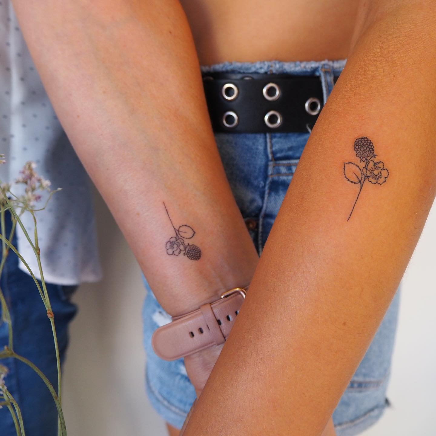 Tatuaje de flor en antebrazo, línea fina Sinkply Madrid