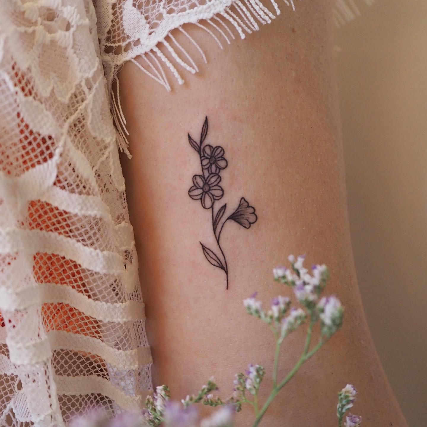 Tatuaje de flor en antebrazo, línea fina Sinkply Madrid