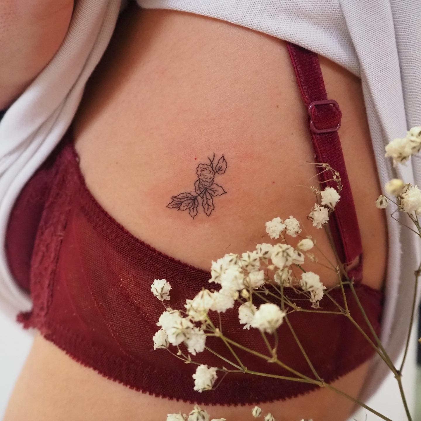 Tatuaje de flor en antebrazo, línea fina Sinkply Madrid